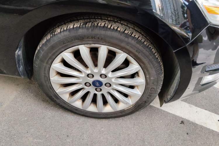 Used Ford Mondeo 2011 2.0L GTDi 200 Fashion Edition Right Front Wheel Hub