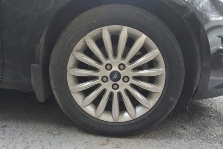 Used Ford Mondeo 2011 2.0L GTDi 200 Fashion Edition Right Front Wheel Hub