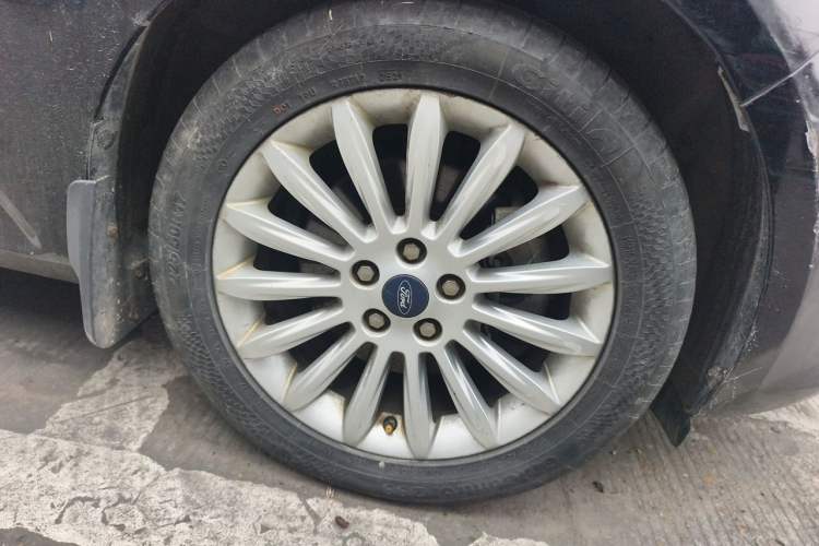 Used Ford Mondeo 2011 2.0L GTDi 200 Fashion Edition Right Front Wheel Hub