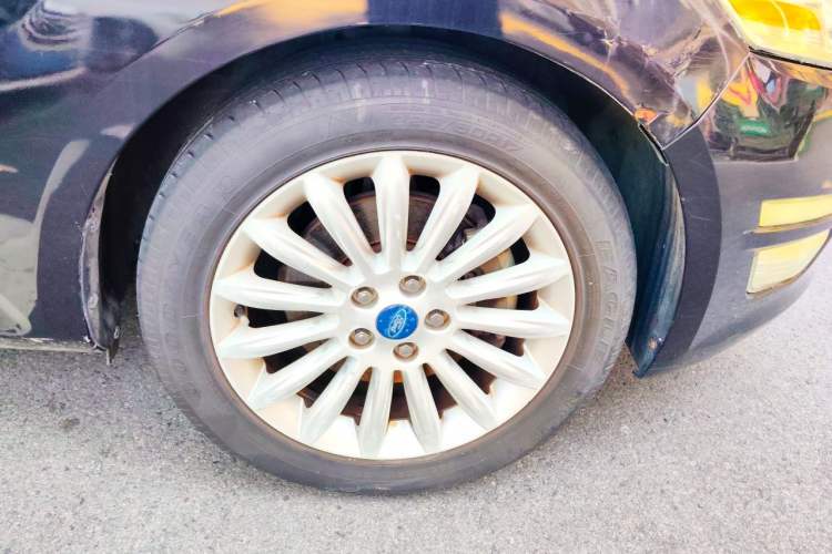 Used Ford Mondeo 2011 2.0L GTDi 200 Fashion Edition Right Front Wheel Hub