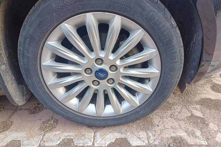Used Ford Mondeo 2011 2.0L GTDi240 Ultimate Edition Right Front Wheel Hub