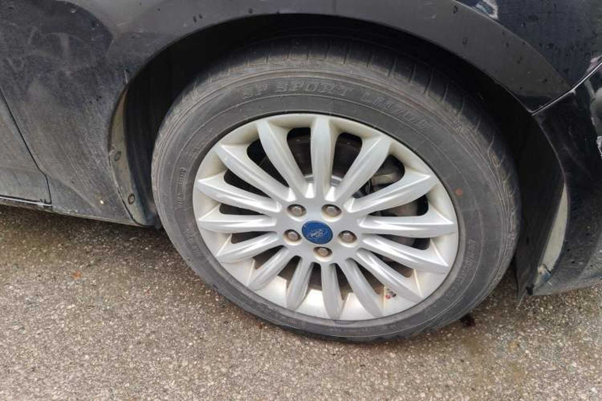 Used Ford Mondeo 2011 2.0L GTDi 200 Luxury Edition Right Front Wheel Hub