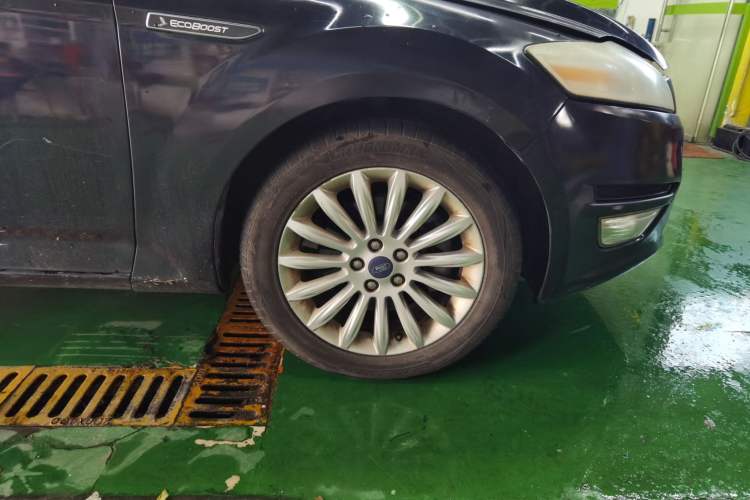Used Ford Mondeo 2011 2.0L GTDi 200 Fashion Edition Right Front Wheel Hub