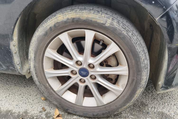 Used Ford Mondeo 2011 2.3L Fashion Edition Right Front Wheel Hub