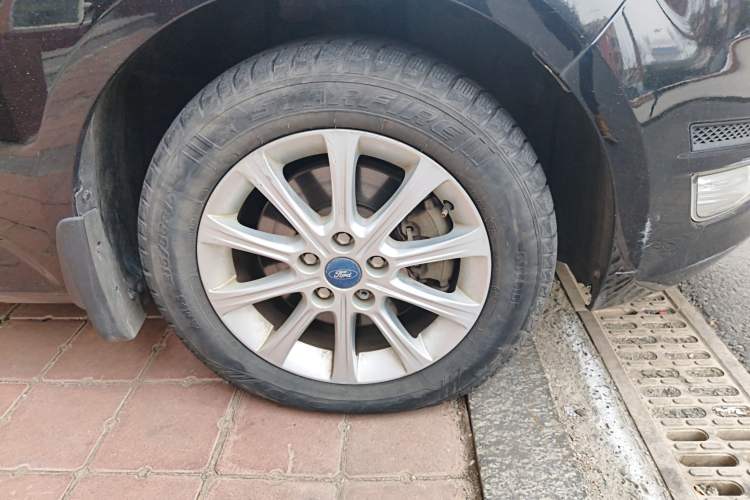 Used Ford Mondeo 2011 2.3L Fashion Edition Right Front Wheel Hub