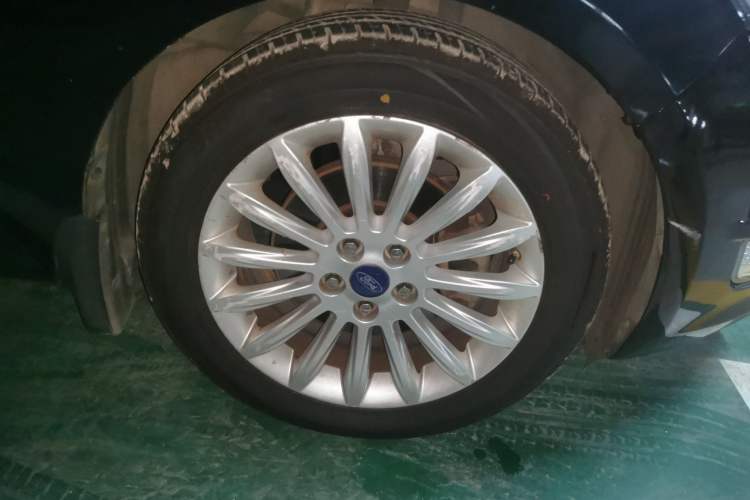 Used Ford Mondeo 2011 2.0L GTDi 200 Fashion Edition Right Front Wheel Hub