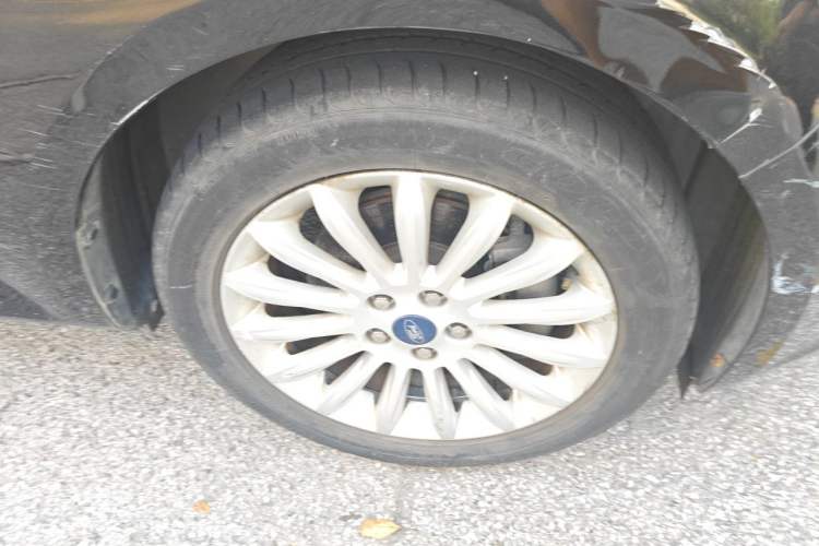 Used Ford Mondeo 2011 2.0L GTDi 200 Fashion Edition Right Front Wheel Hub