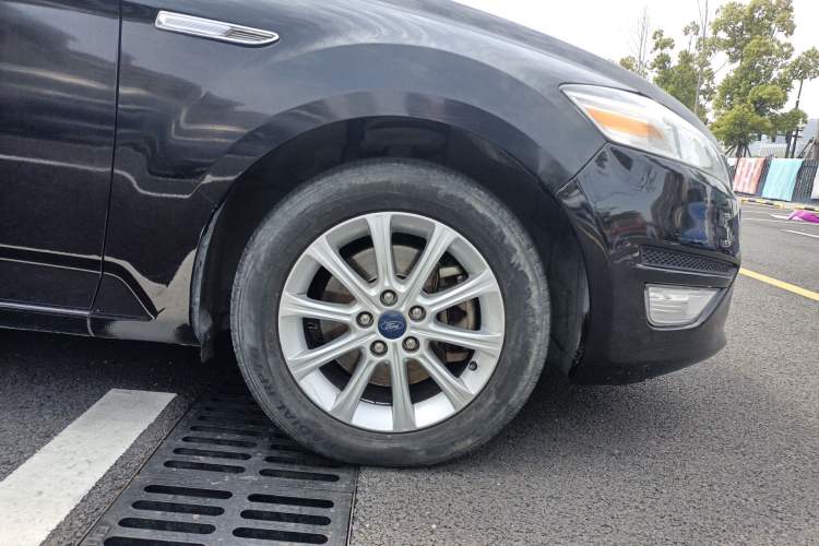 Used Ford Mondeo 2011 2.3L Fashion Edition Right Front Wheel Hub