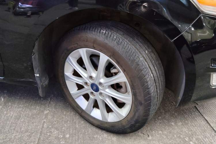 Used Ford Mondeo 2011 2.3L Fashion Edition Right Front Wheel Hub