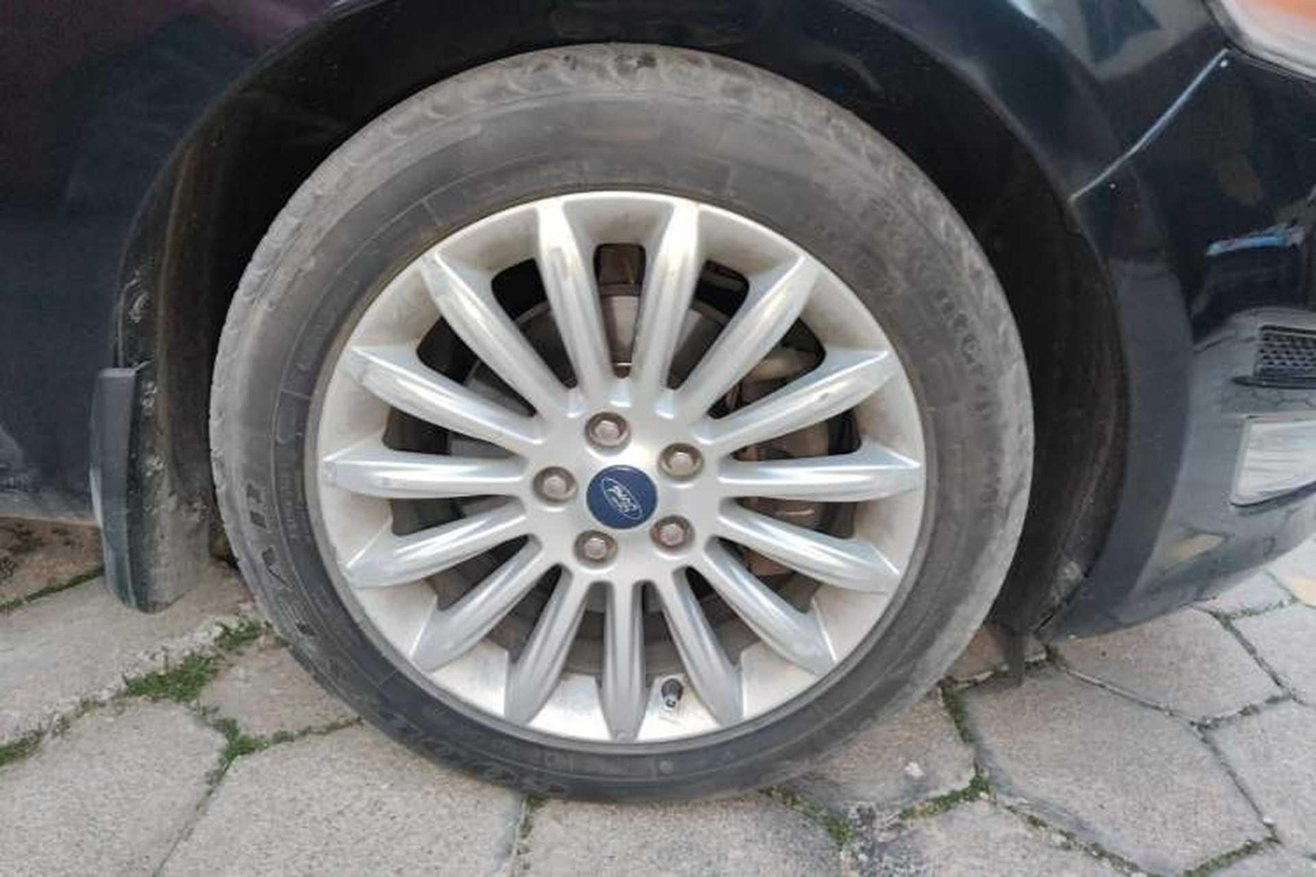 Used Ford Mondeo 2011 2.0L GTDi 200 Fashion Edition Right Front Wheel Hub