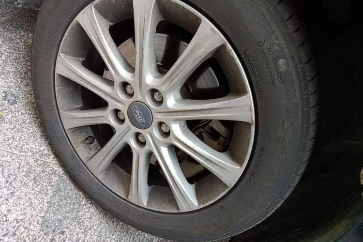 Used Ford Mondeo 2011 2.3L Fashion Edition Right Front Wheel Hub