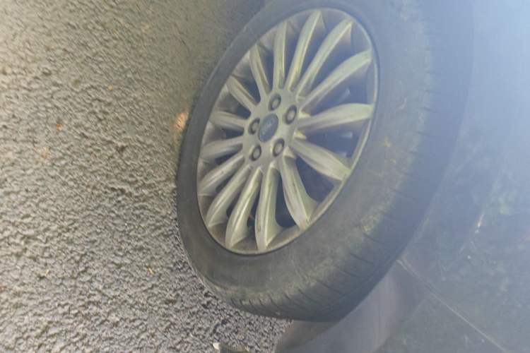 Used Ford Mondeo 2011 2.0L GTDi 200 Luxury Edition Right Front Wheel Hub