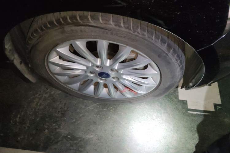 Used Ford Mondeo 2011 2.0L GTDi 200 Luxury Edition Right Front Wheel Hub