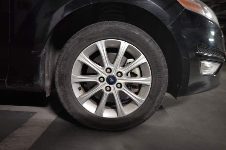 Used Ford Mondeo 2011 2.3L Fashion Edition Right Front Wheel Hub