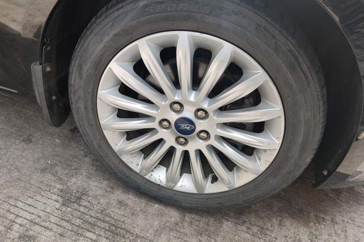 Used Ford Mondeo 2011 2.0L GTDi 200 Fashion Edition Right Front Wheel Hub