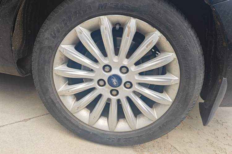 Used Ford Mondeo 2011 2.0L GTDi 200 Luxury Edition Right Front Wheel Hub