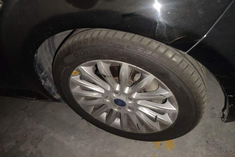 Used Ford Mondeo 2011 2.0L GTDi 200 Luxury Edition Right Front Wheel Hub