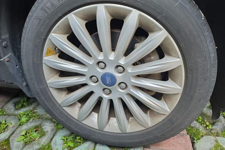 Used Ford Mondeo 2011 2.0L GTDi 200 Fashion Edition Right Front Wheel Hub