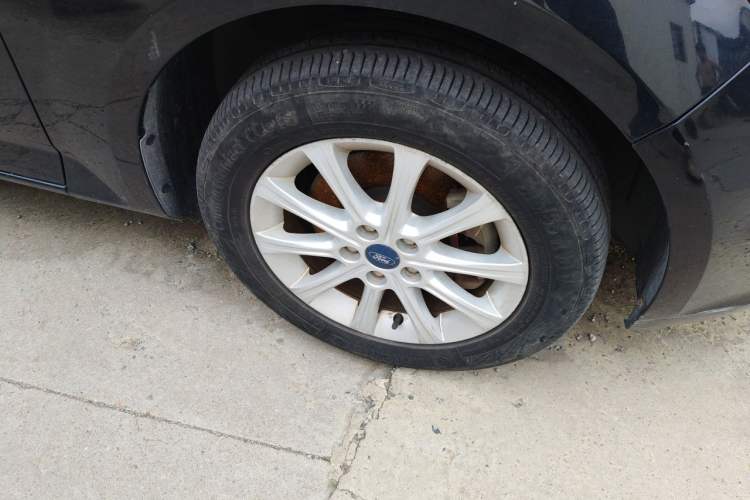 Used Ford Mondeo 2011 2.3L Fashion Edition Right Front Wheel Hub