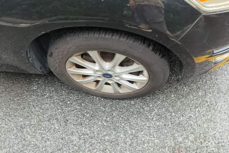 Used Ford Mondeo 2011 2.3L Fashion Edition Right Front Wheel Hub