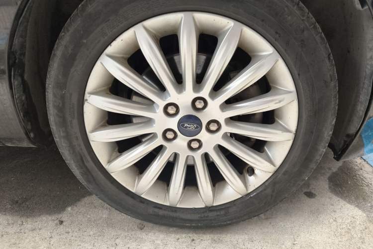 Used Ford Mondeo 2011 2.0L GTDi 200 Luxury Edition Right Front Wheel Hub
