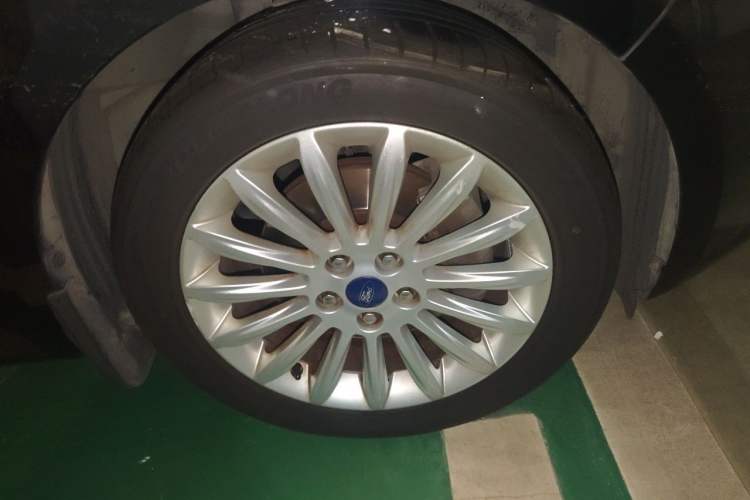 Used Ford Mondeo 2011 2.0L GTDi 200 Fashion Edition Right Front Wheel Hub