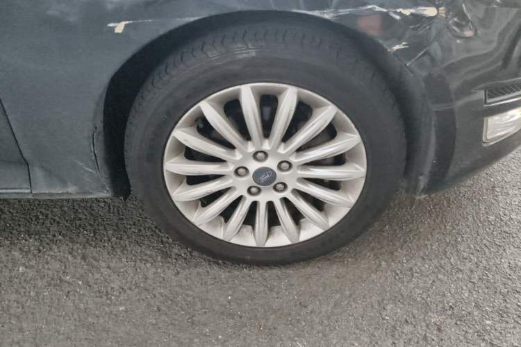 Used Ford Mondeo 2011 2.0L GTDi 200 Fashion Edition Right Front Wheel Hub