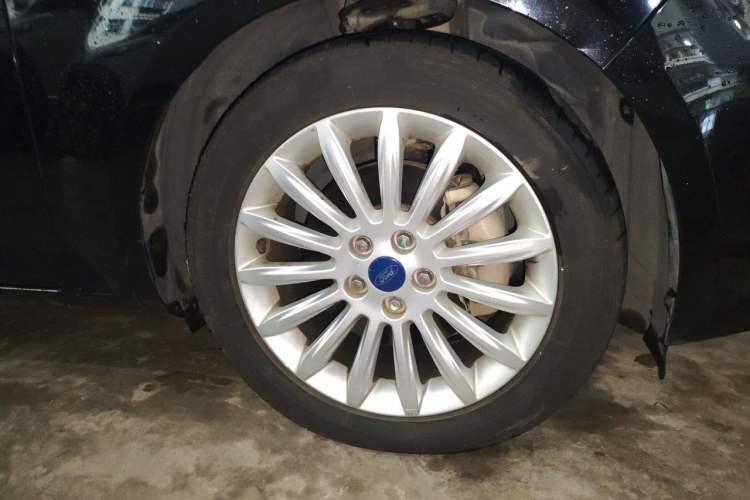 Used Ford Mondeo 2011 2.0L GTDi 200 Luxury Edition Right Front Wheel Hub