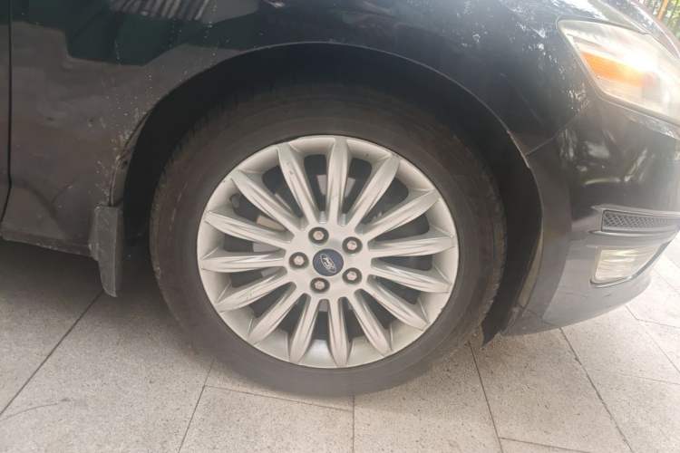 Used Ford Mondeo 2011 2.0L GTDi 200 Fashion Edition Right Front Wheel Hub