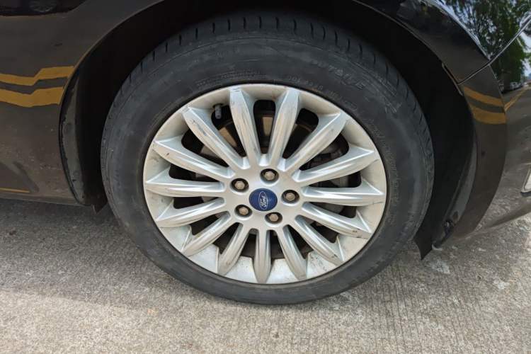Used Ford Mondeo 2011 2.0L GTDi 200 Fashion Edition Right Front Wheel Hub