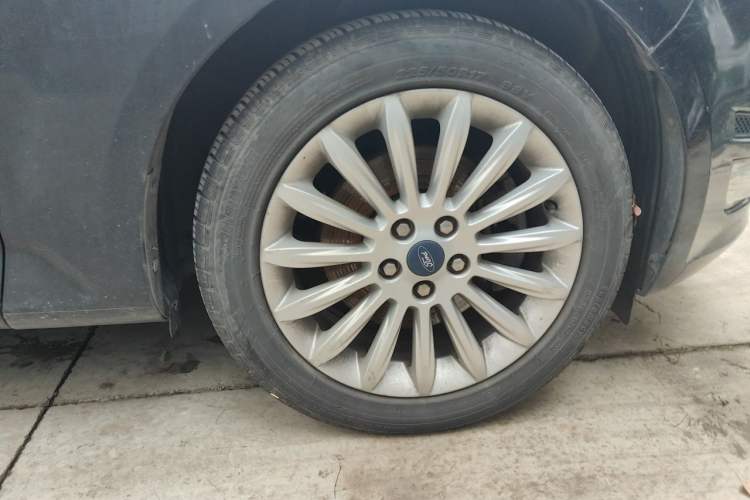 Used Ford Mondeo 2011 2.0L GTDi 200 Luxury Edition Right Front Wheel Hub