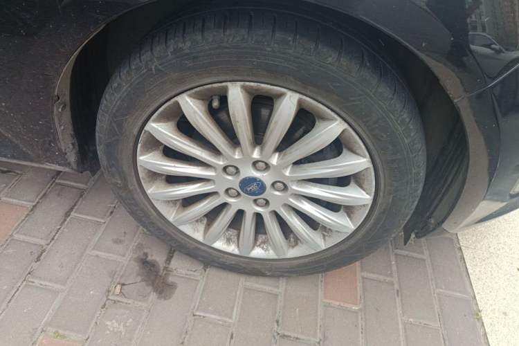 Used Ford Mondeo 2011 2.0L GTDi 200 Fashion Edition Right Front Wheel Hub