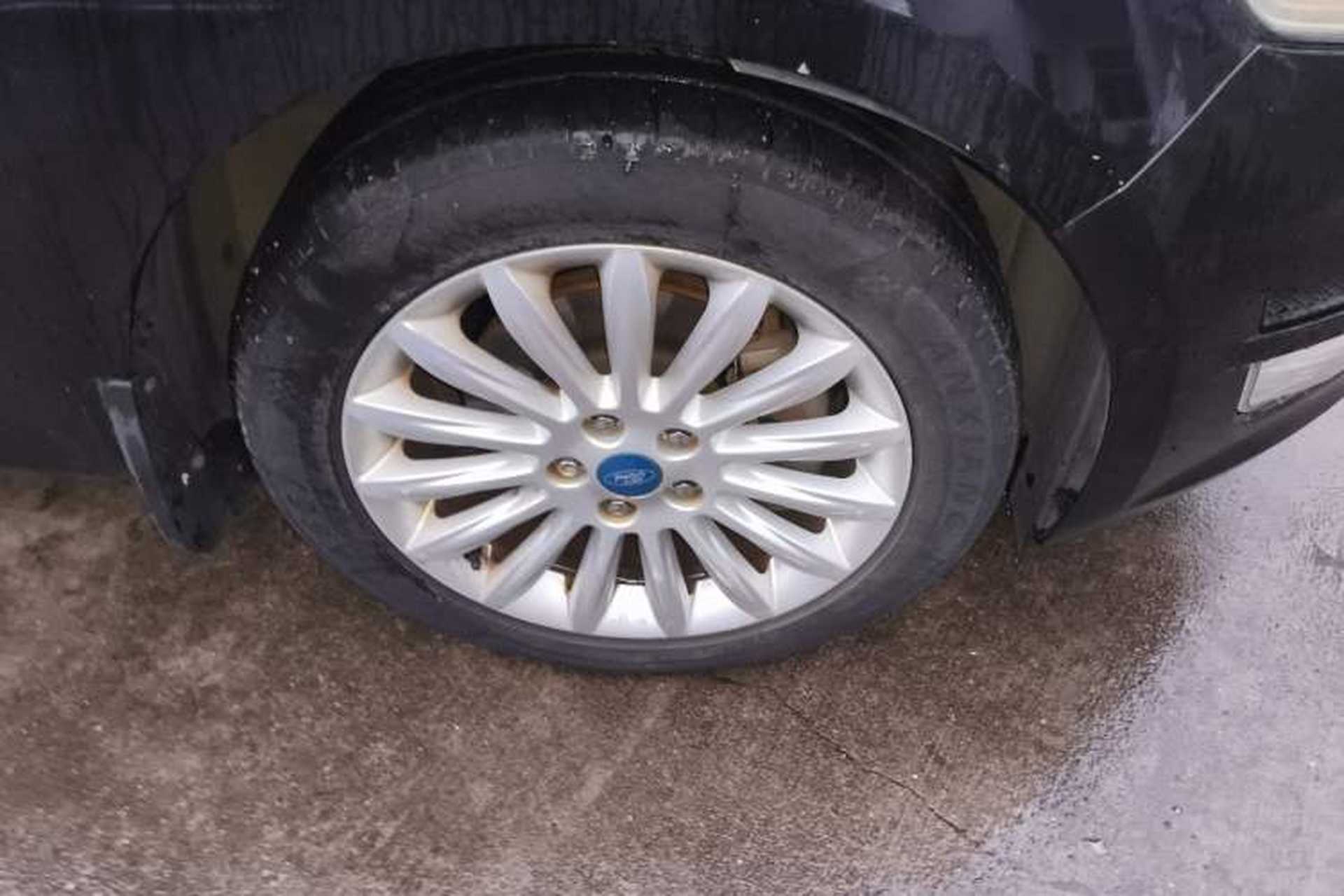 Used Ford Mondeo 2011 2.0L GTDi 200 Fashion Edition Right Front Wheel Hub