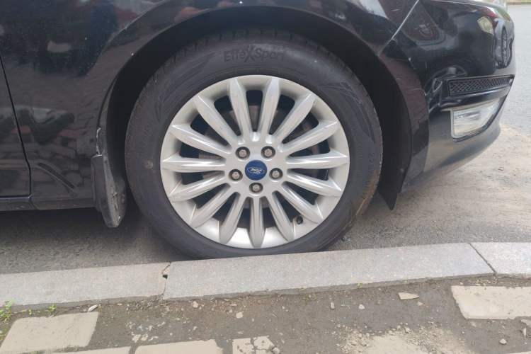 Used Ford Mondeo 2011 2.0L GTDi 200 Fashion Edition Right Front Wheel Hub