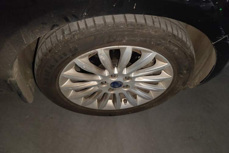 Used Ford Mondeo 2011 2.0L GTDi 200 Fashion Edition Right Front Wheel Hub