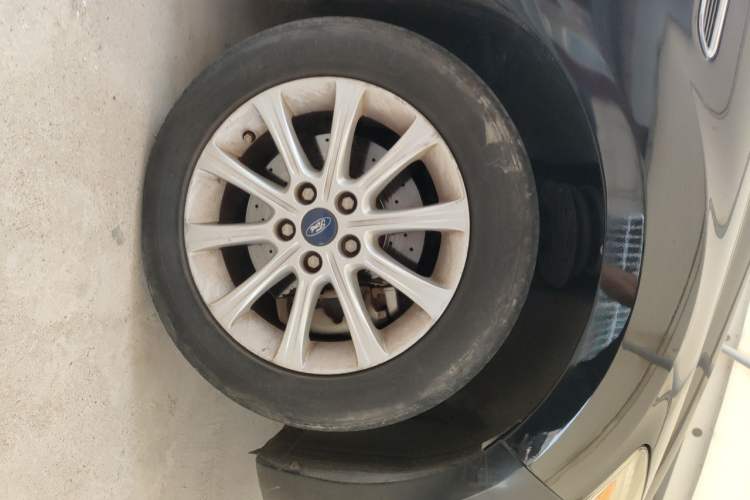 Used Ford Mondeo 2011 2.3L Fashion Edition Right Front Wheel Hub