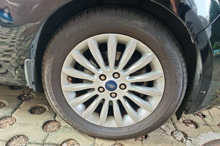 Used Ford Mondeo 2011 2.0L GTDi 200 Luxury Edition Right Front Wheel Hub