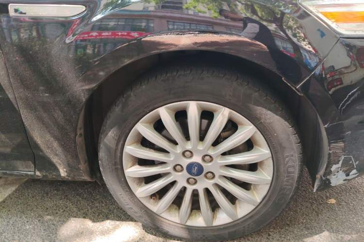 Used Ford Mondeo 2011 2.0L GTDi 200 Fashion Edition Right Front Wheel Hub
