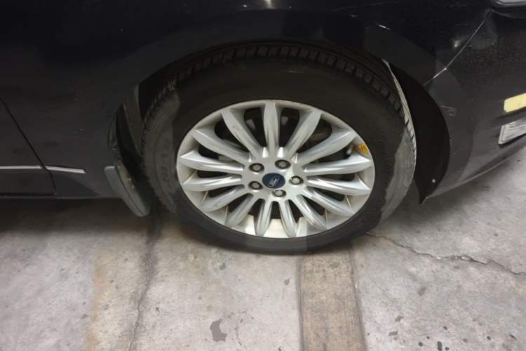 Used Ford Mondeo 2011 2.0L GTDi 200 Fashion Edition Right Front Wheel Hub
