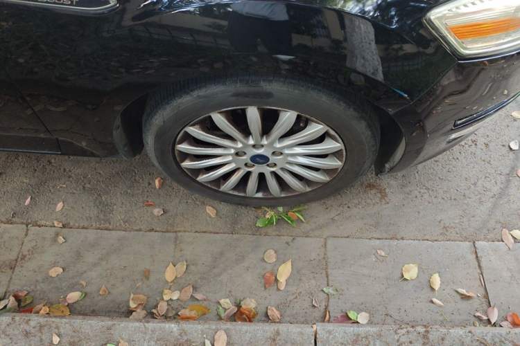 Used Ford Mondeo 2011 2.0L GTDi 200 Luxury Edition Right Front Wheel Hub