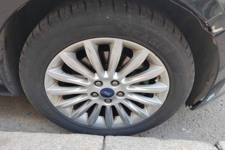 Used Ford Mondeo 2011 2.0L GTDi 200 Luxury Edition Right Front Wheel Hub