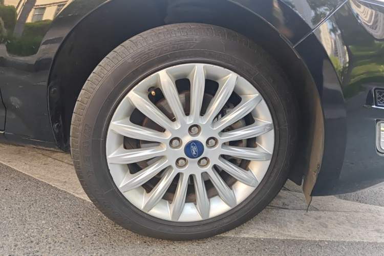 Used Ford Mondeo 2011 2.0L GTDi 200 Luxury Edition Right Front Wheel Hub
