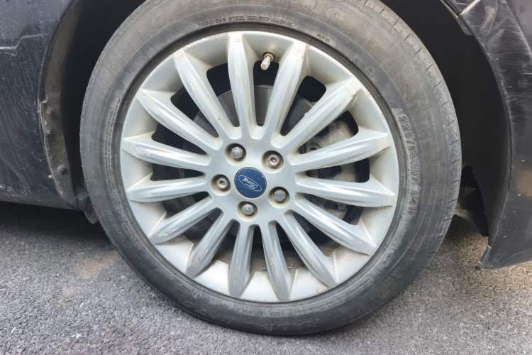 Used Ford Mondeo 2011 2.0L GTDi240 Ultimate Edition Right Front Wheel Hub