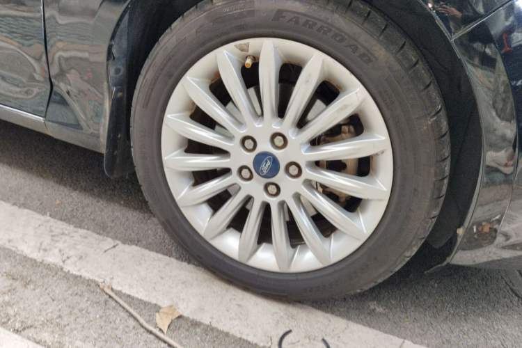 Used Ford Mondeo 2011 2.0L GTDi 200 Luxury Edition Right Front Wheel Hub