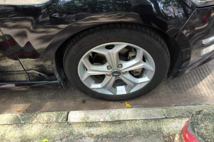 Used Ford Mondeo 2011 2.0L GTDi240 Ultimate Edition Right Front Wheel Hub