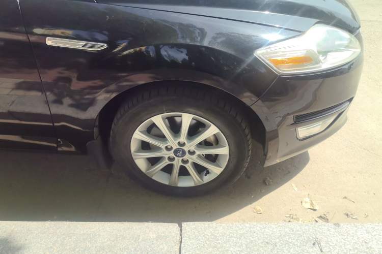 Used Ford Mondeo 2011 2.3L Fashion Edition Right Front Wheel Hub