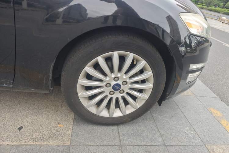 Used Ford Mondeo 2011 2.0L GTDi240 Ultimate Edition Right Front Wheel Hub