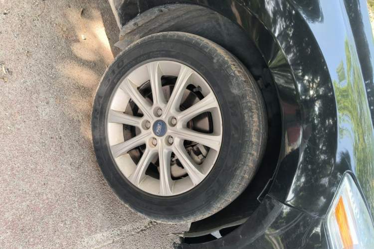 Used Ford Mondeo 2011 2.3L Fashion Edition Right Front Wheel Hub