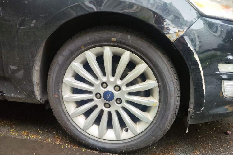 Used Ford Mondeo 2011 2.0L GTDi 200 Fashion Edition Right Front Wheel Hub
