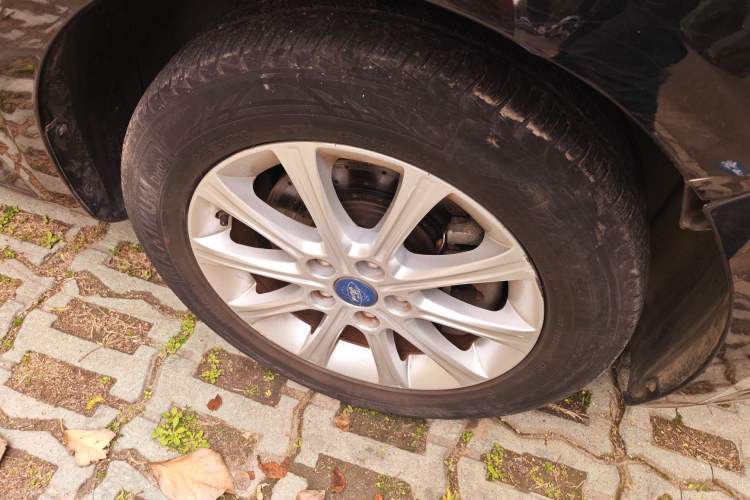 Used Ford Mondeo 2011 2.3L Fashion Edition Right Front Wheel Hub